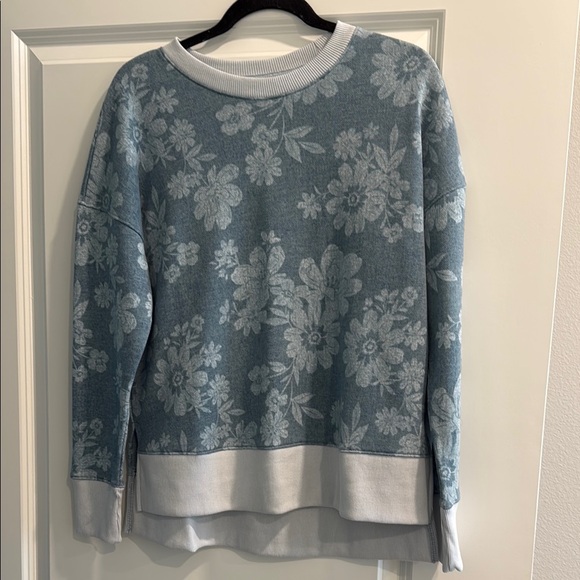 NWT Time and Tru Floral Blue and White Sweatshirt sz s - Picture 1 of 1